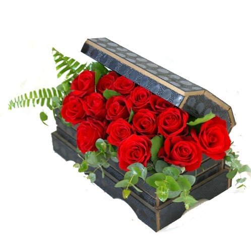 Farklı bir hediye ürünü isteyenler için özel an ve günlere sandıkta gül Ankara çiçek gönder firması şahane ürünümüz