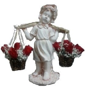 50 cm yksekliinde biblo kz bebek ve 10 adet krmz gl
