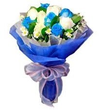 5 mavi gül 6 beyaz gülden buket Ankara anneler günü çiçek yolla